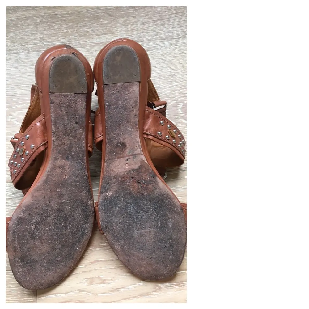 Pour la Victoire Leather Tan Sandal 9 Gold Stud Red Stone Mini Wedge - Image 6