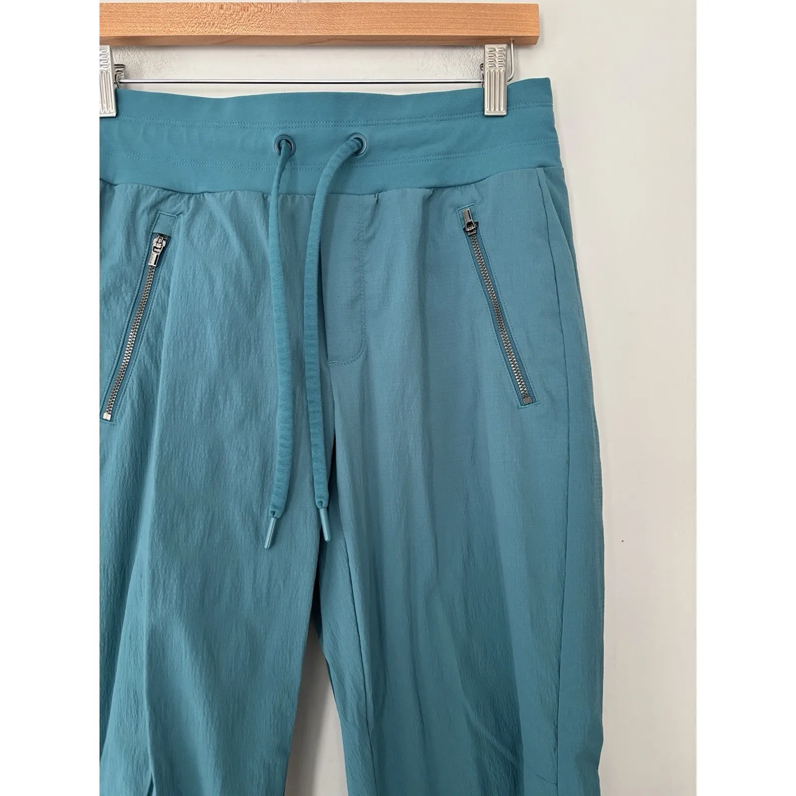 Athleta Trekkie North Crop 23" Jogger‎ in Borealis Green Athletic Sporty Size 4 - Image 4