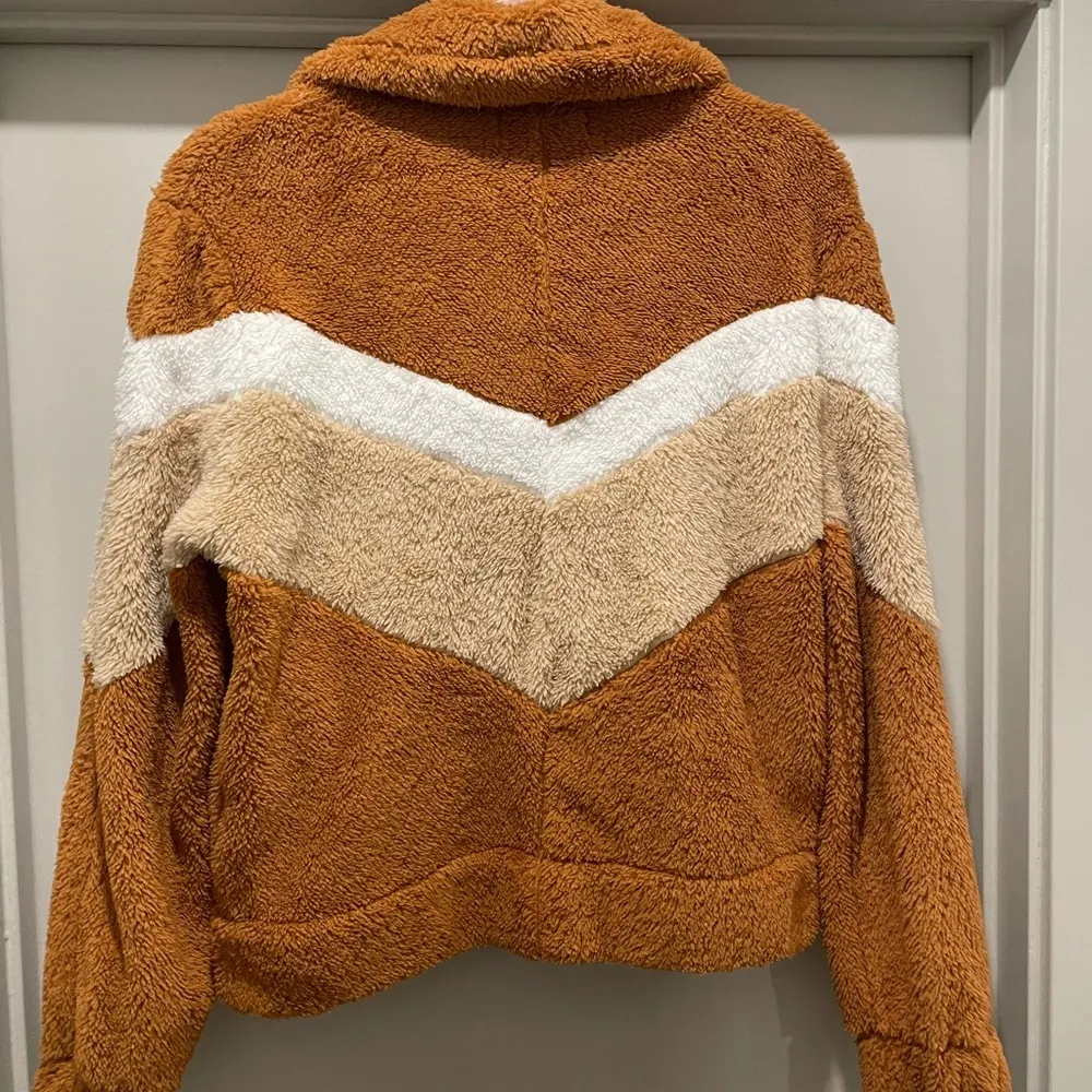 Pink Lily Faux Sherpa Fuzzy Chevron Brown, White, & Tan Patterned Zip-Up Jacket - Image 11