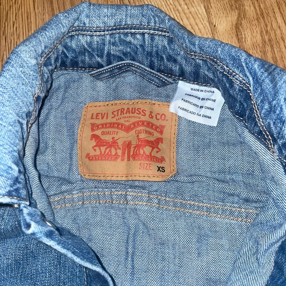 Levi’s Original Trucker Jacket size xsmall denim medium wash pockets buttons - Image 6