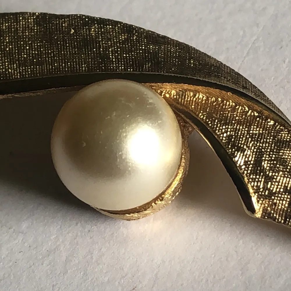 Coro Pegasus Vintage Gold Tone & Faux Pearl Brooch Shoulder Pin - Image 5