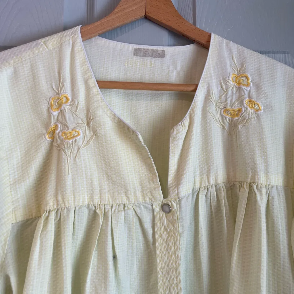Unbranded 2X Yellow Pearl Snap House Dress Coat Floral Embroidery Seersucker - Image 2