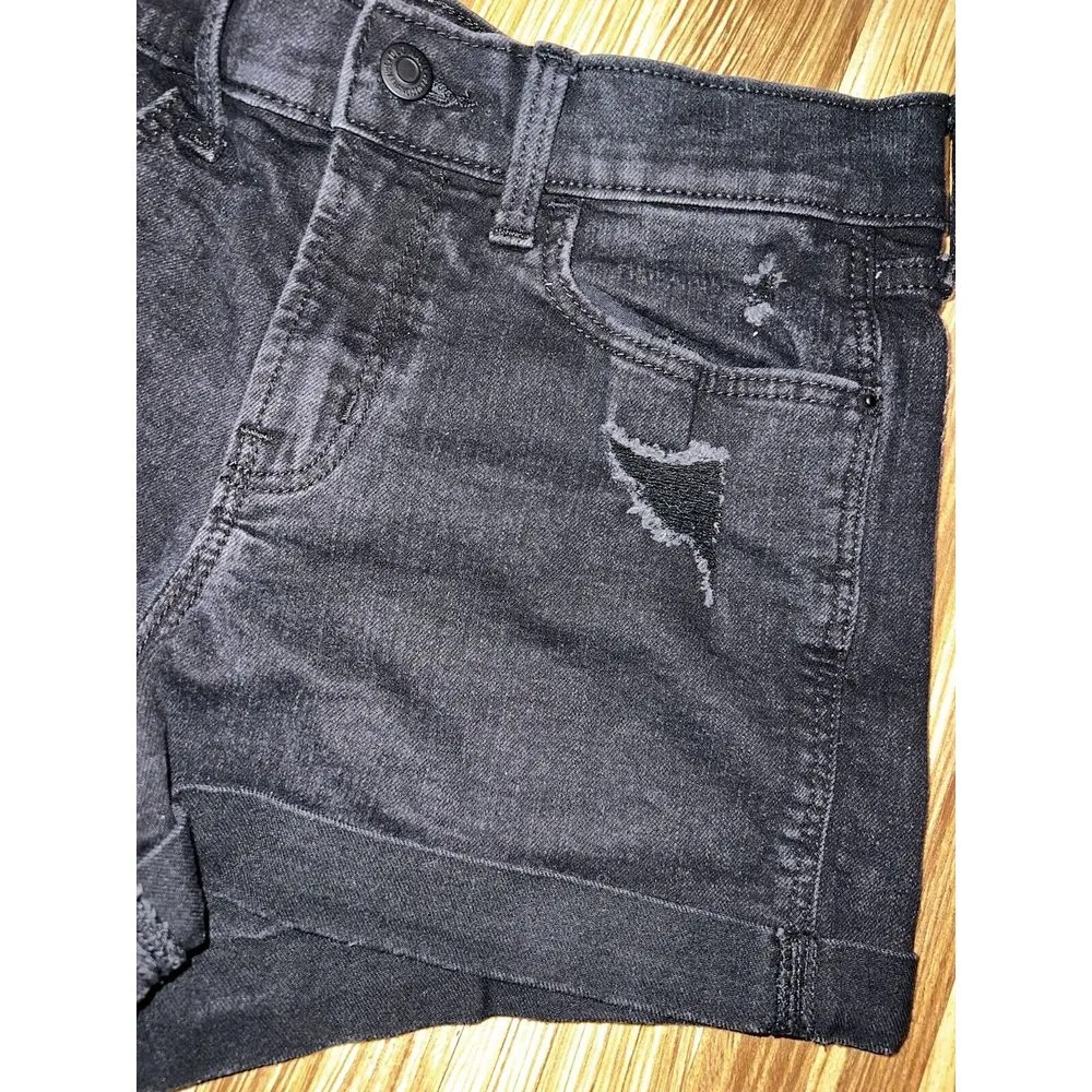 Old Navy Women's Size 4 Black Denim Jean Distressed‎ Mid-Rise Boyfriend Shorts - Image 2