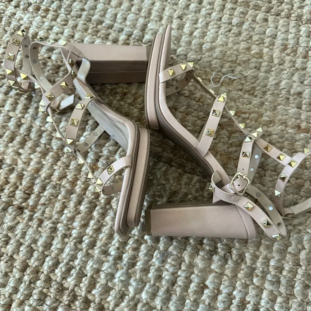 Gladiator studded beige square toe block heel sandal size 10 NWOT - Image 4