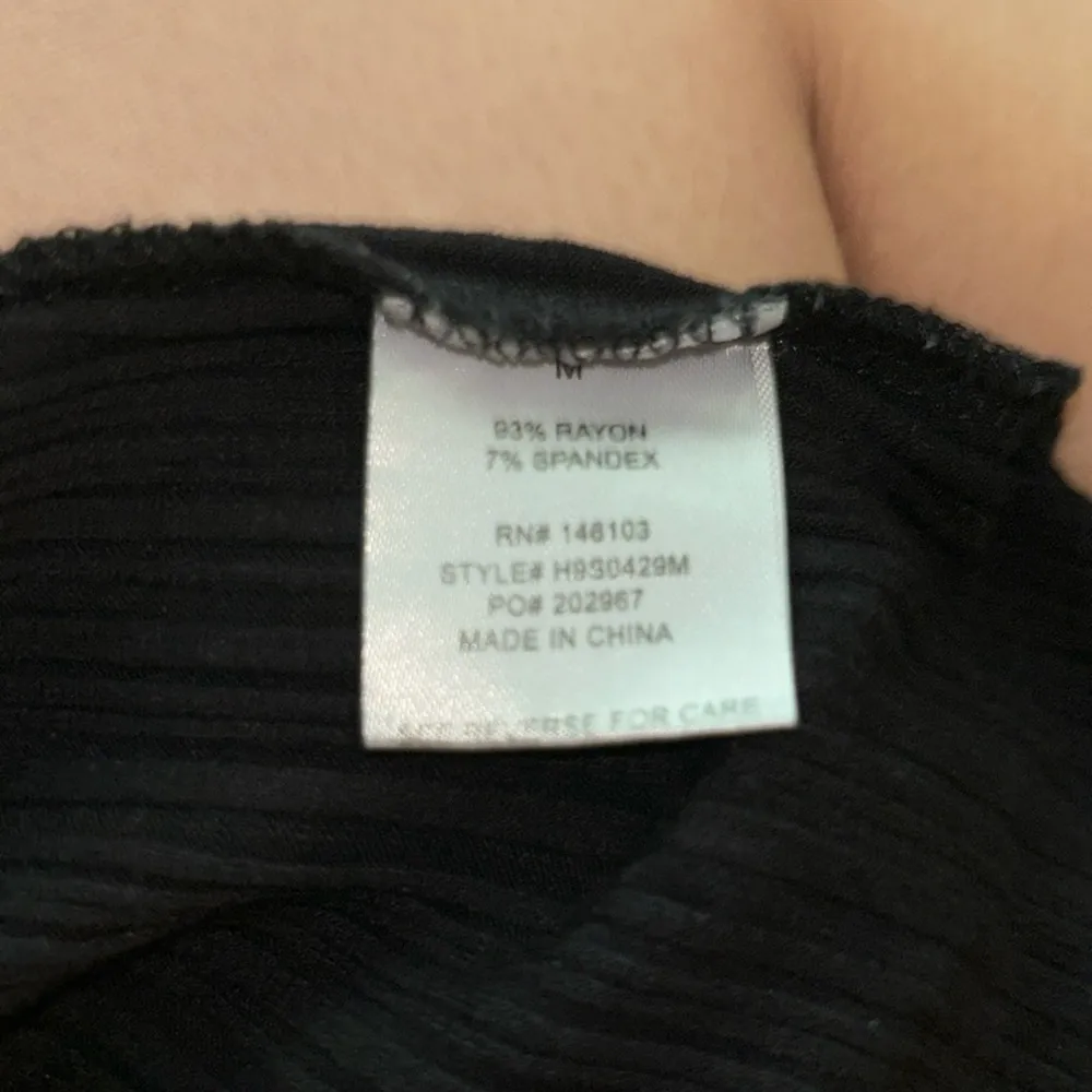 Hippie Rose Women's Black Ribbed Scoop Neck Short Sleeved Top Size Medium - Image 3