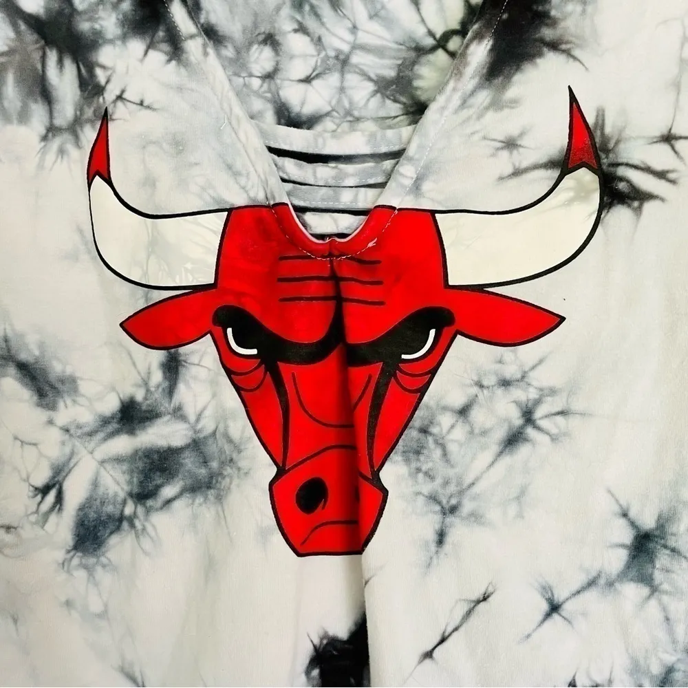 NBA Chicago Bulls Bodysuit M Tie Dye V Neck Black Gray Red Basketball Logo - Image 3