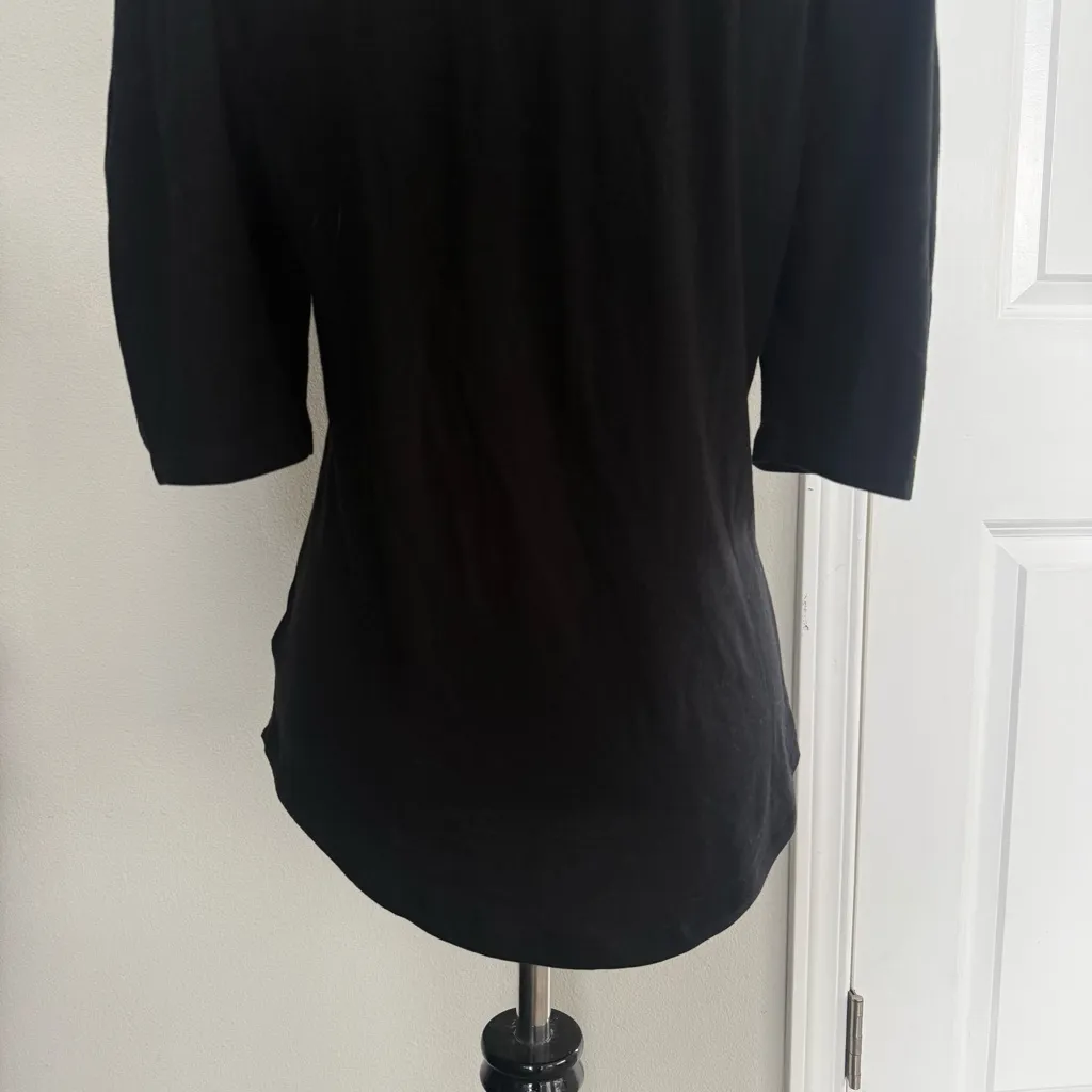 Gap  Black Feather Tee size Medium - Image 5