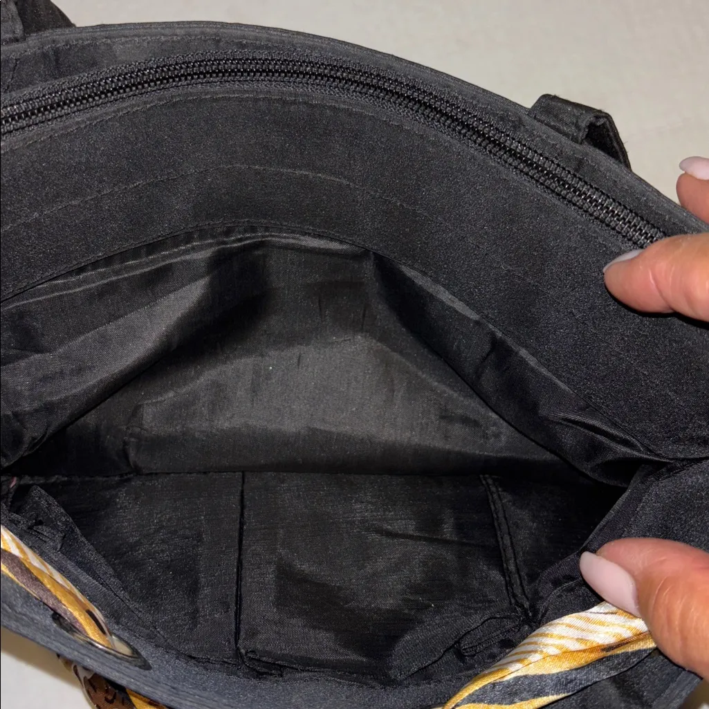 BLACK NYLON TOTE/SHOULDER BAG TIE INTERWOVEN THRU BAG
3 COMPARTMENTS ONE ZIPPER - Image 8