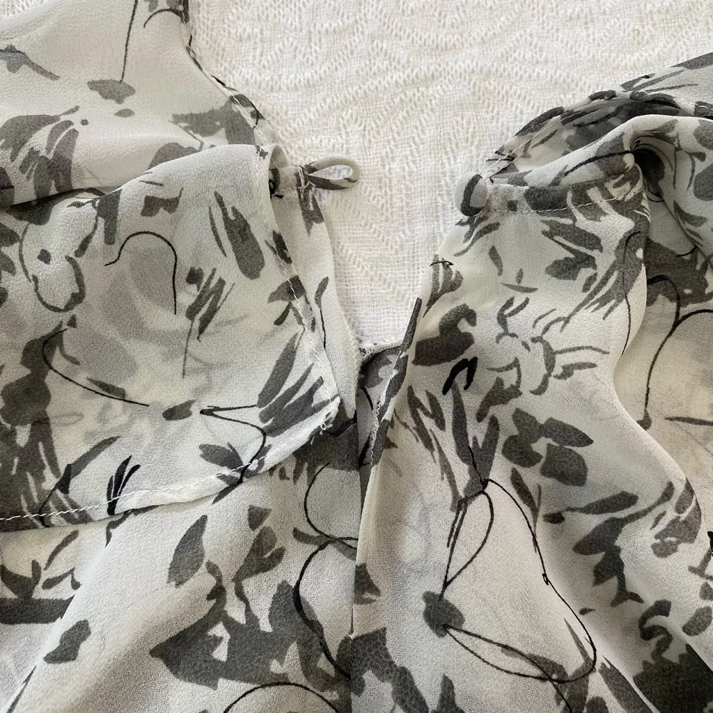 EXPRESS  Women’s Small Ruffled Sleeveless Floral Blouse Black Gray White - Image 6