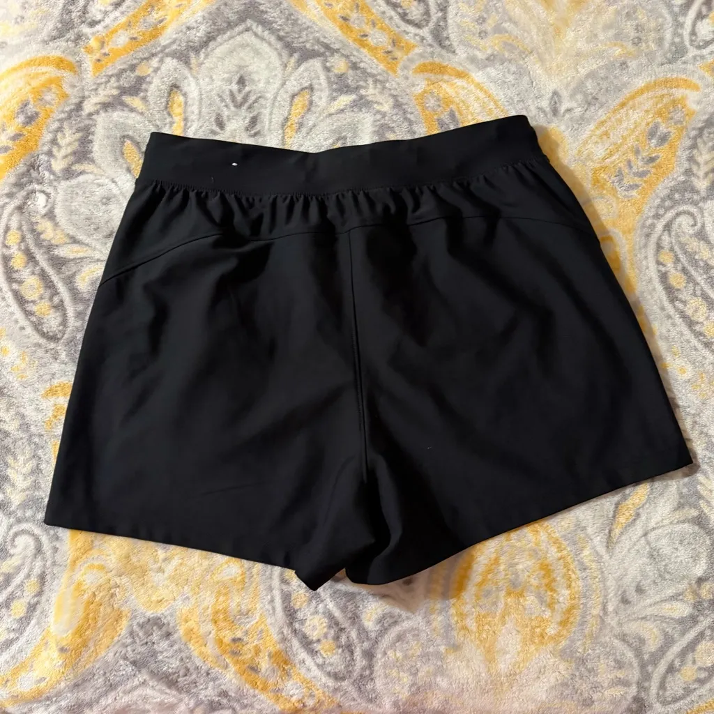 Old Navy  Active Black high rise shorts size medium - Image 3
