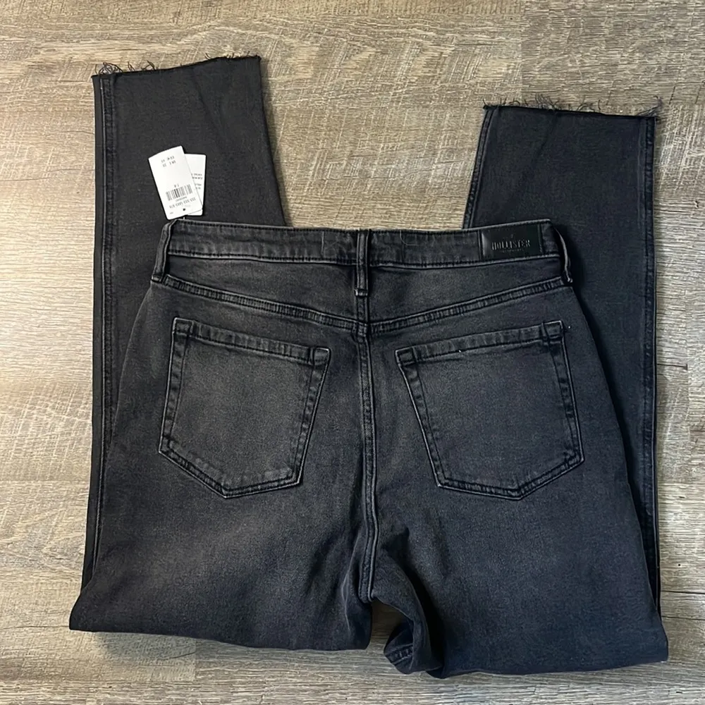NWT Hollister Women’s ULTRA HIgh-Rise Black Dark Wash Mom Jean Size 7R 28x27 - Image 3