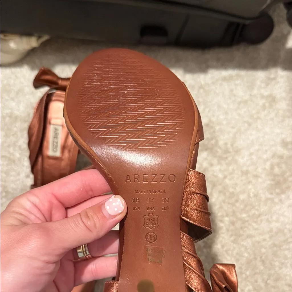 AREZZO Women's Metallic copper Brown heels! Size 8 - Image 2
