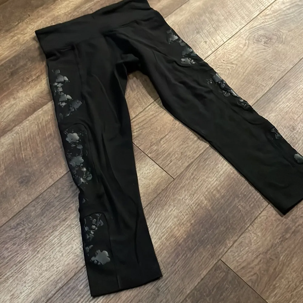 Lululemon Hold Me Close Embossed Floral Crop Leggings - Image 5