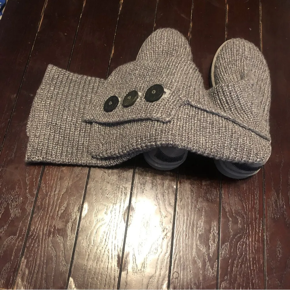 UGG  Classic Cardy knitted sweater 3 button fold over boots.Silver color. Size: 8 - Image 3