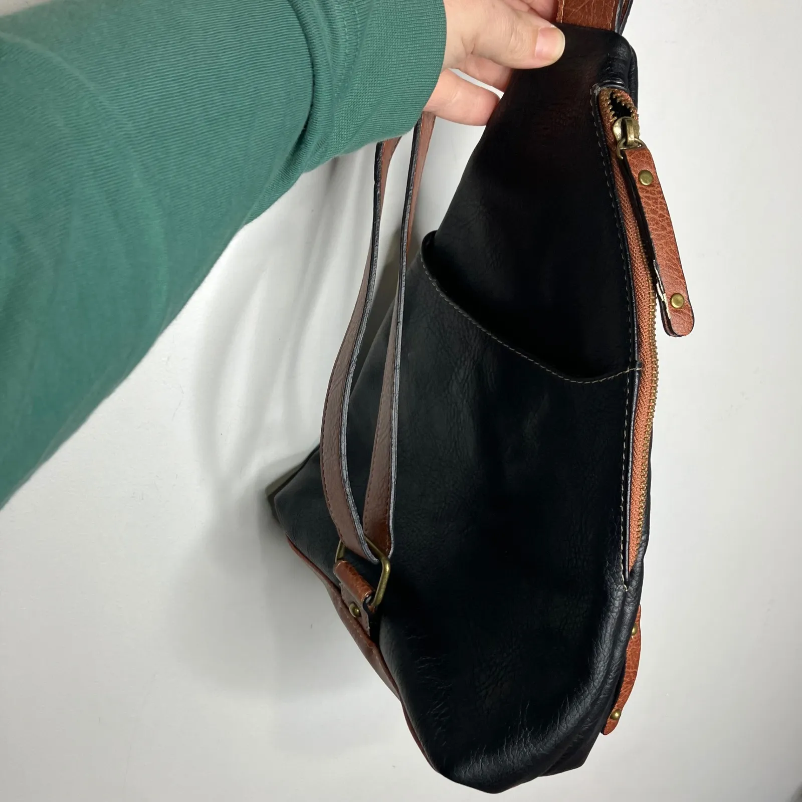 B.O.C. Creighton sling backpack black brown leather casual neutral classy - Image 4