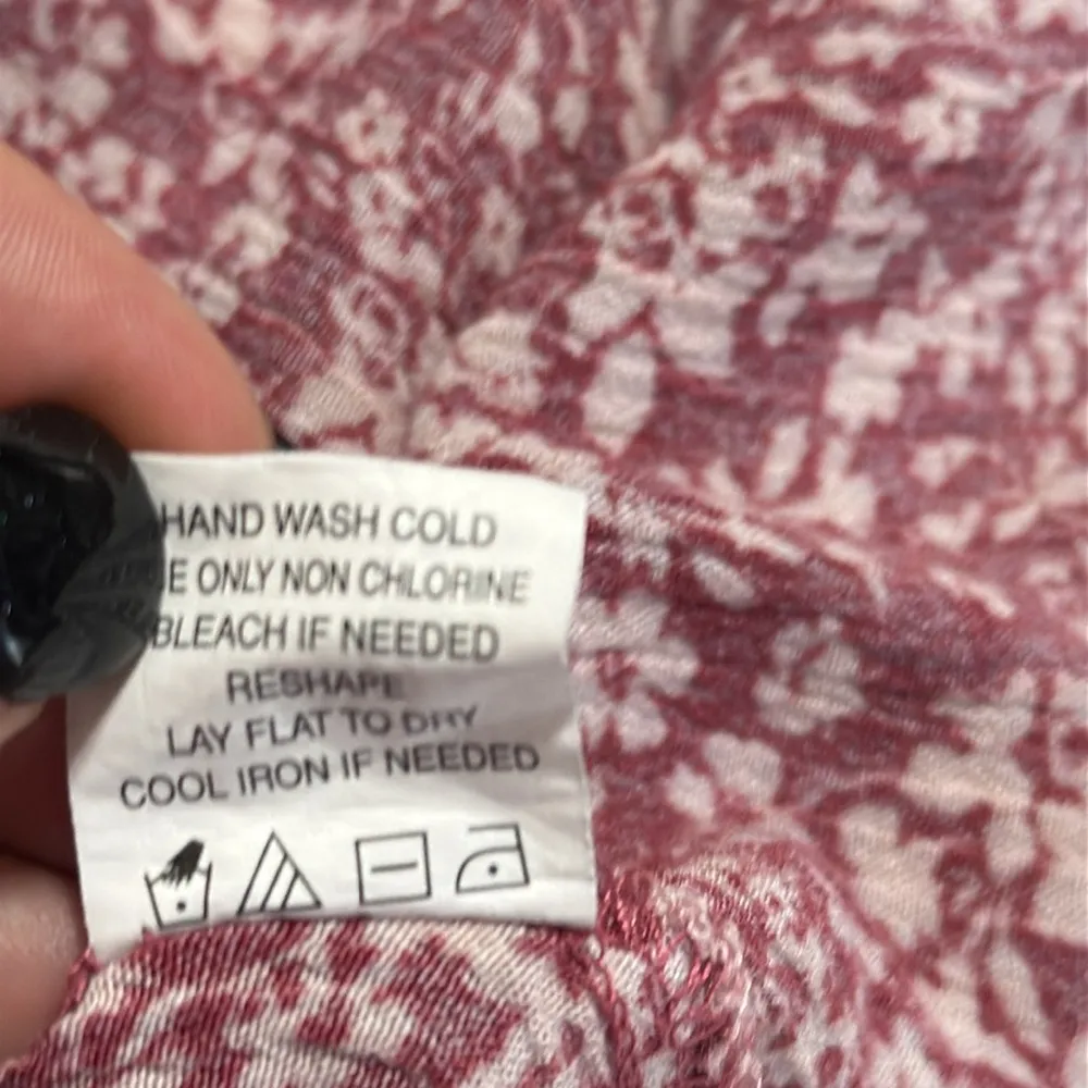 LUQ size large burgundy pink floral pullover faux Button - Image 7