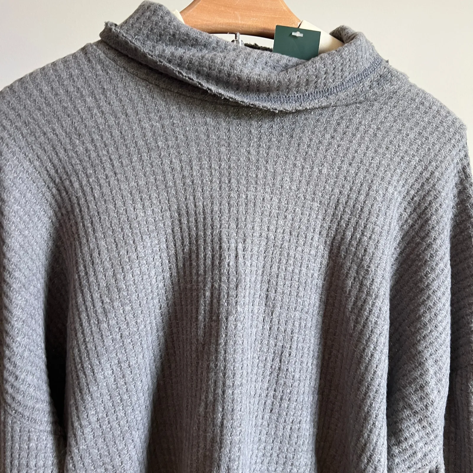 Wild Fable Women's Gray Turtleneck Cropped Knit Shirt - Size Large - NWT - Image 8