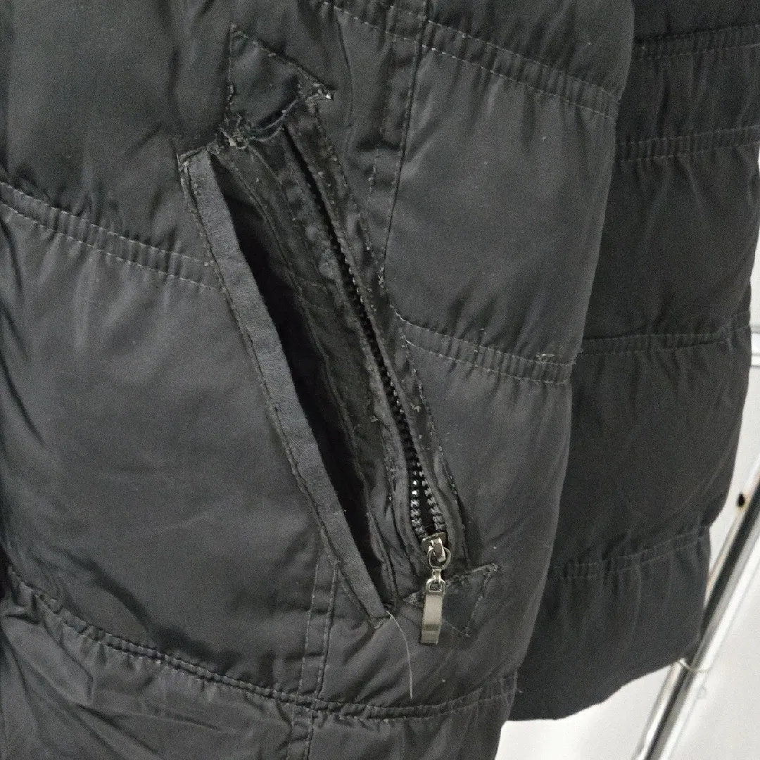 Elegant Black Puffer Jacket with Faux Fur Trim Size M - Image 5