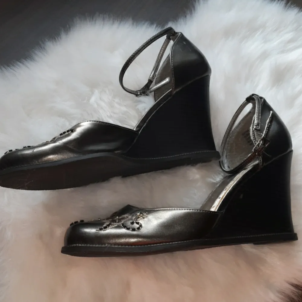 No Boundaries Metallic Bronze wedge sandals - Image 4