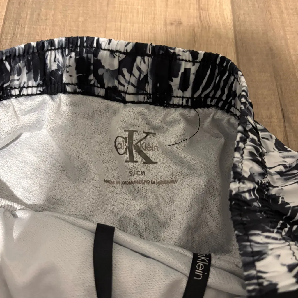 Calvin Klein Performance Short Printed tie dye Short white Black size small - Image 4