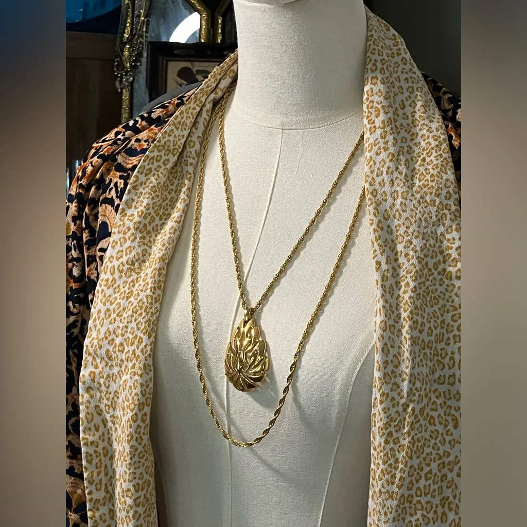 Vintage Crown Trifari Pendant Double Chain Gold Tone Necklace with Hang Tag - Image 9