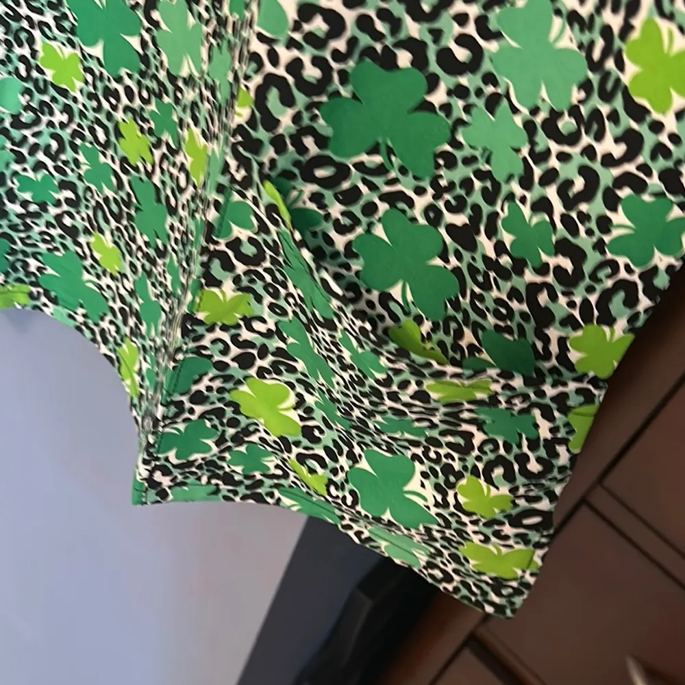 Green ladies scrub top. NWT with green leopard print and 3 leaf clover. Size L - Image 4
