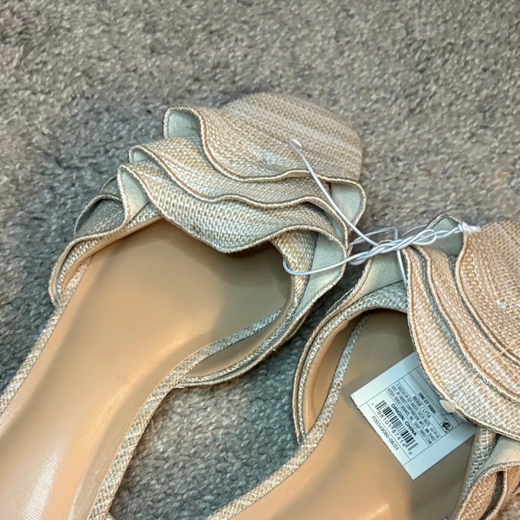 A New Day Women's Tan Mules ruffled top size 9.5 rattan - Image 8