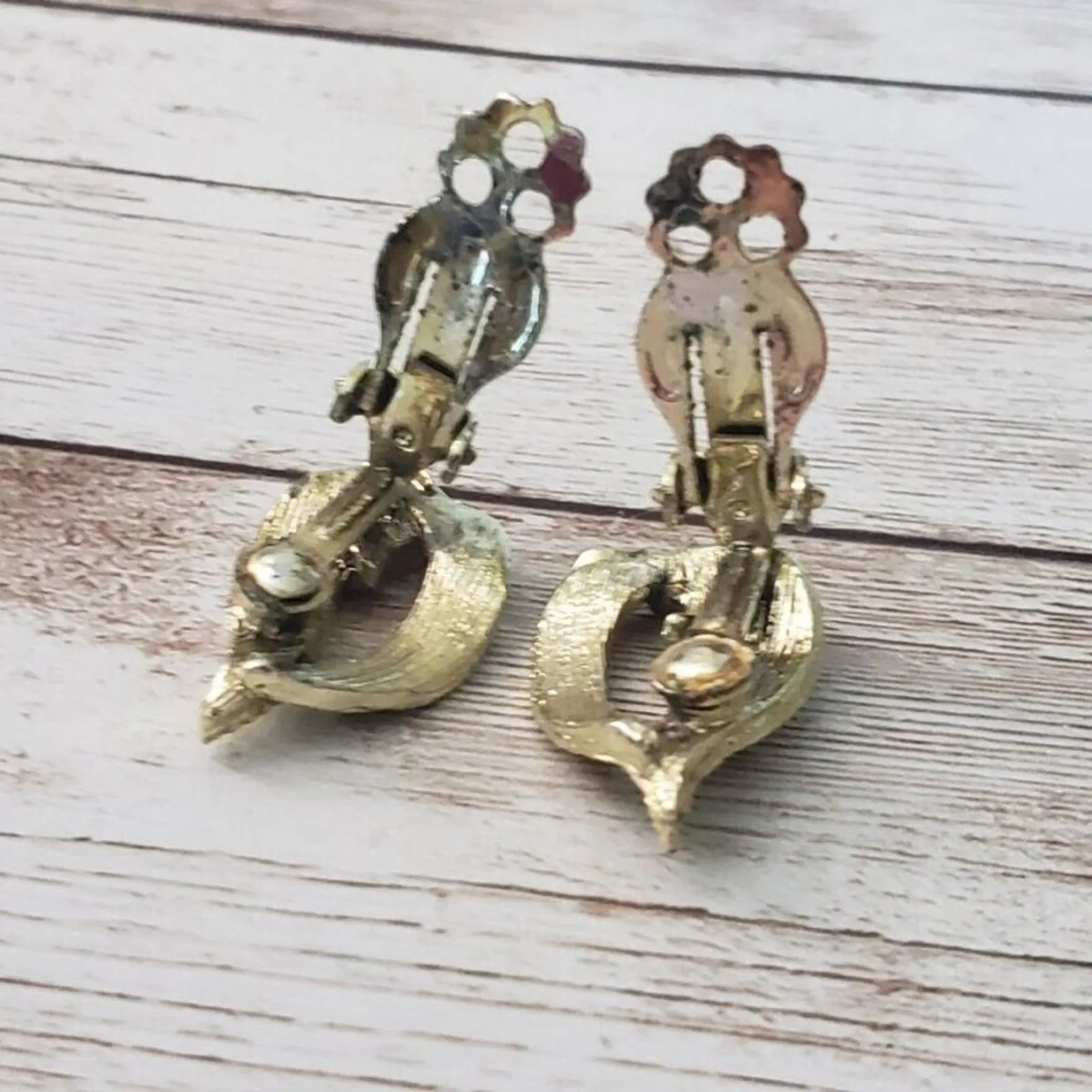 Vintage Clip On Earrings Gold Tone Swoosh Lines & Dots Design - Image 5