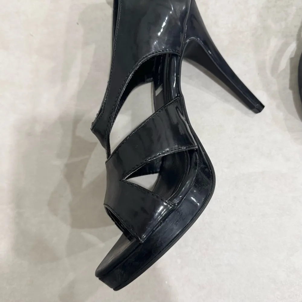 Elegant Black Strappy Heels for Formal Occasions Size 8 - Image 4