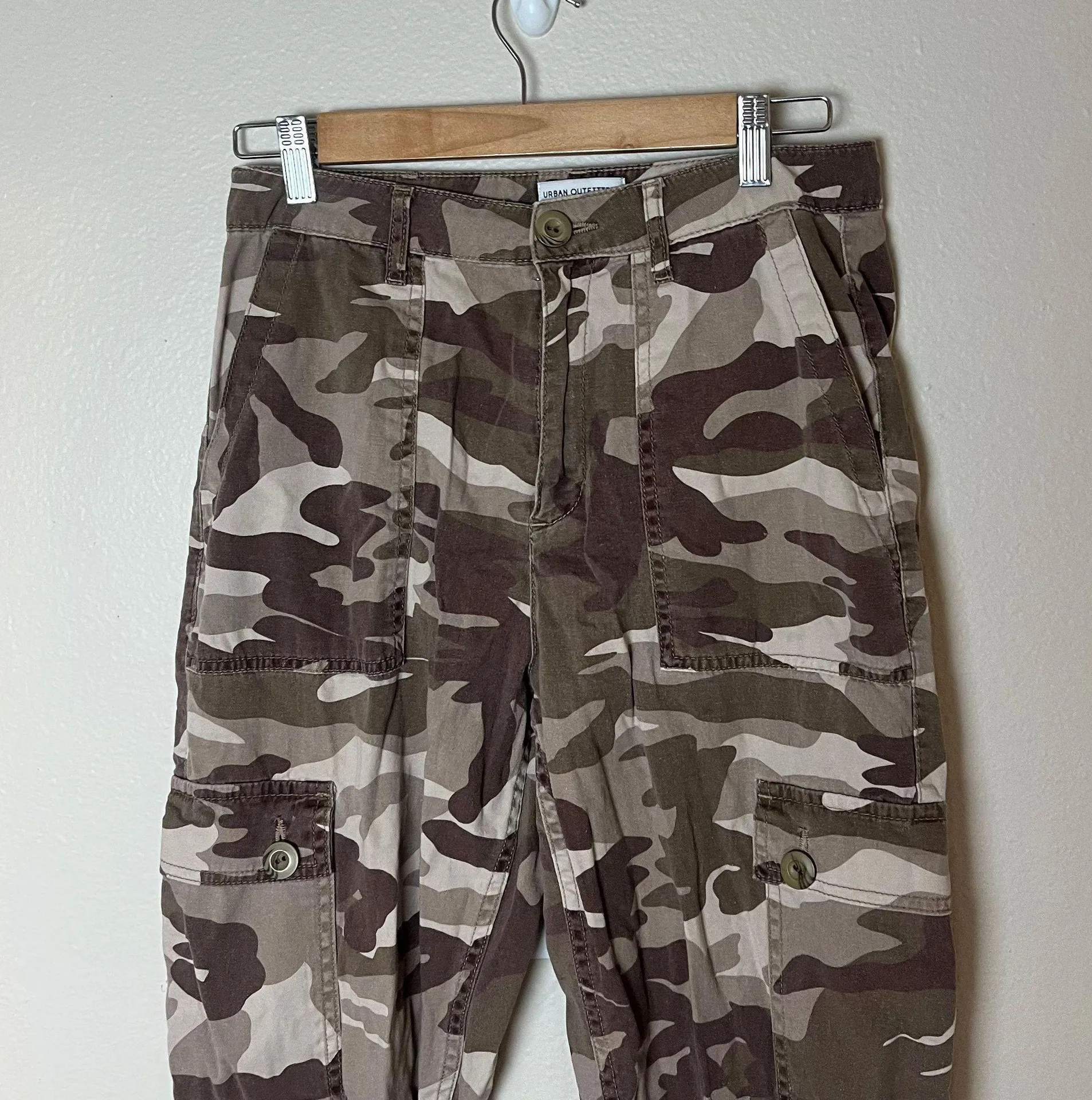 cropped camo cargo pants brown - Image 2