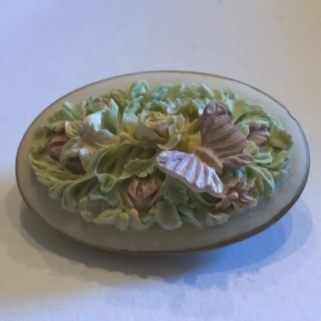 Vintage Ceramic Raised Intricate Detail Butterfly Floral Brooch Shoulder Pin Green - Image 2