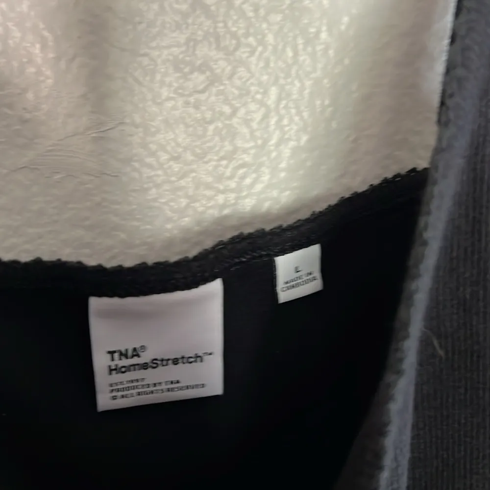 NWT Aritzia Crop Black Henley Tank sz L - Image 4