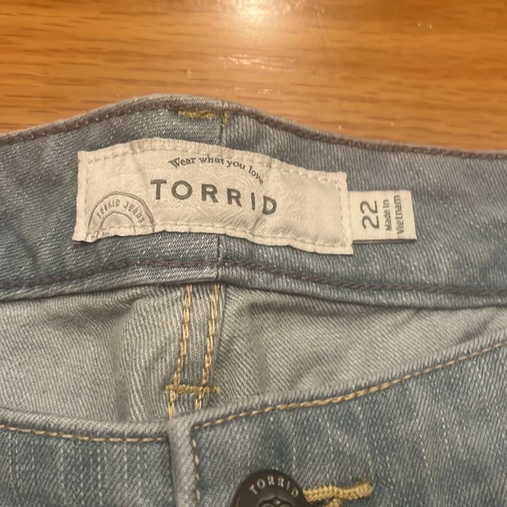 Torrid women’s light blue distressed jean shorts plus size 22. - Image 2