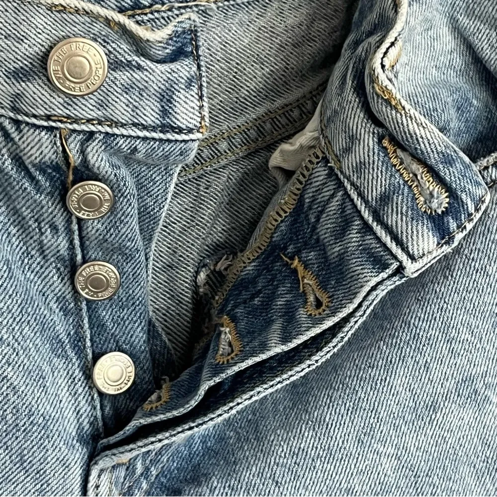 Women’s We The Free Light Wash‎ Distressed Straight Leg Mom Jeans Size 25 - Image 8