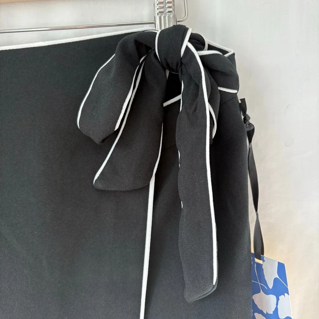 NWT Women's DVF Black White Trim Wrap Mini Skort L - Image 3