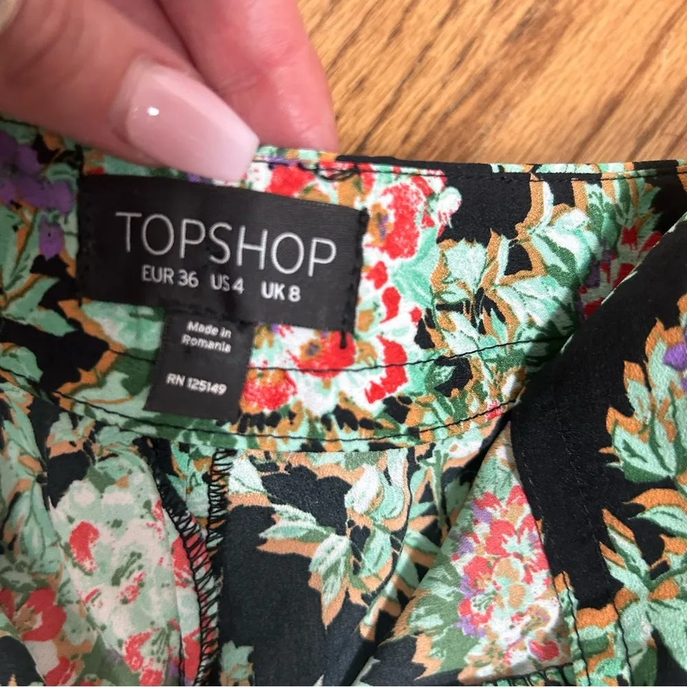 TOPSHOP | Floral Lace Trim Hem Shorts Size 4 - Image 5