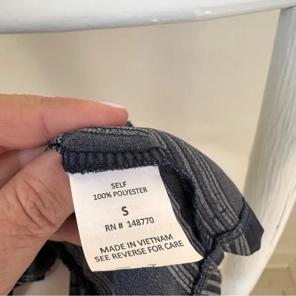 Sienna Sky Cropped Flutter Short Sleeve Navy Top SZ Small - Image 8