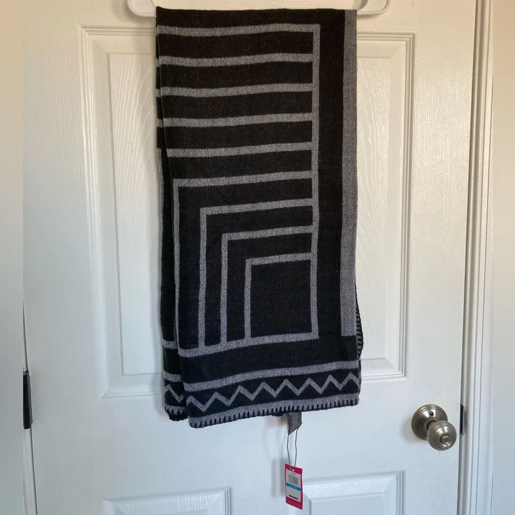 New Vince Camuto blanket scarf - Image 4