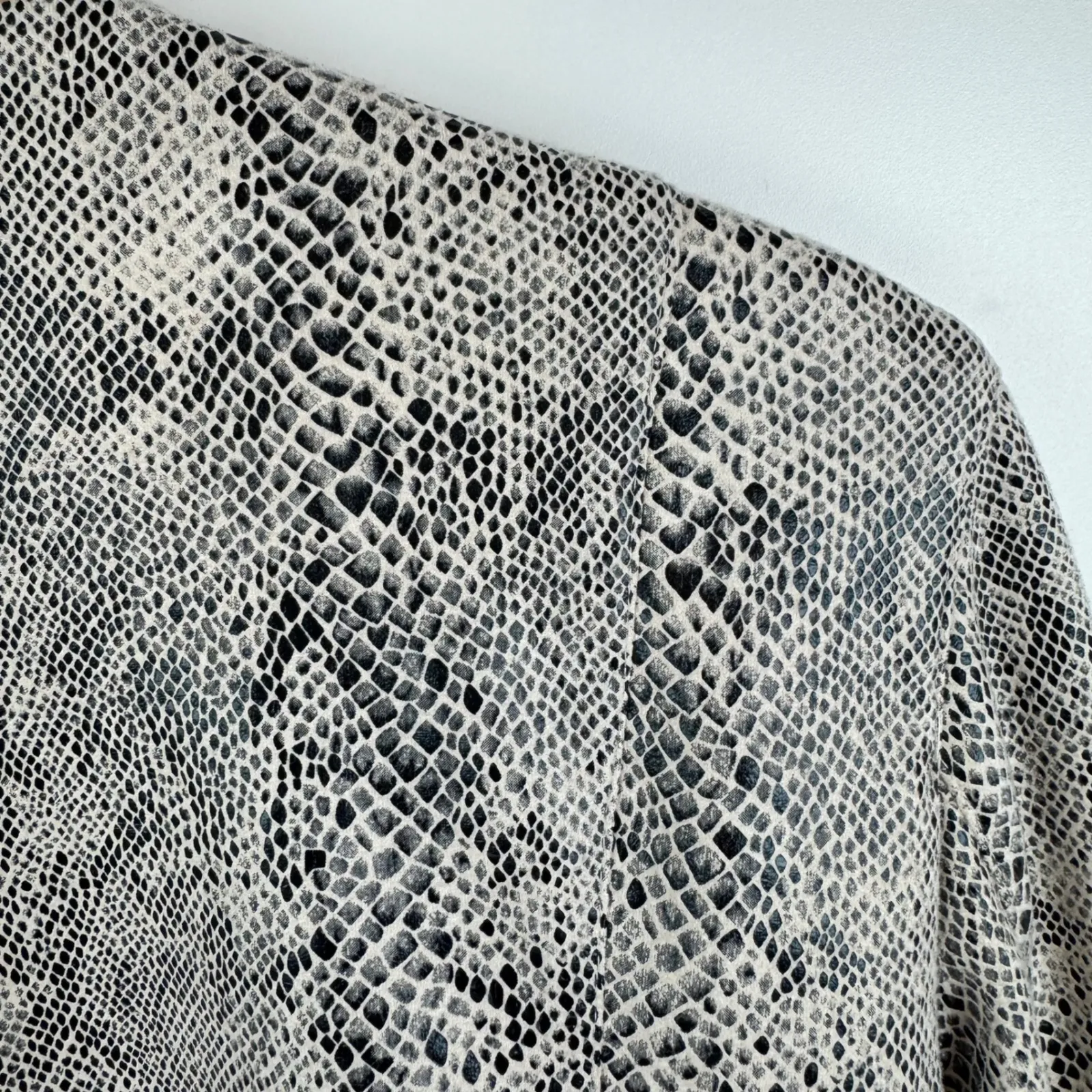 BLANK NYC‎ Draped Serpent Jacket Large Neutral Motif Snake Open Faux Leather - Image 4