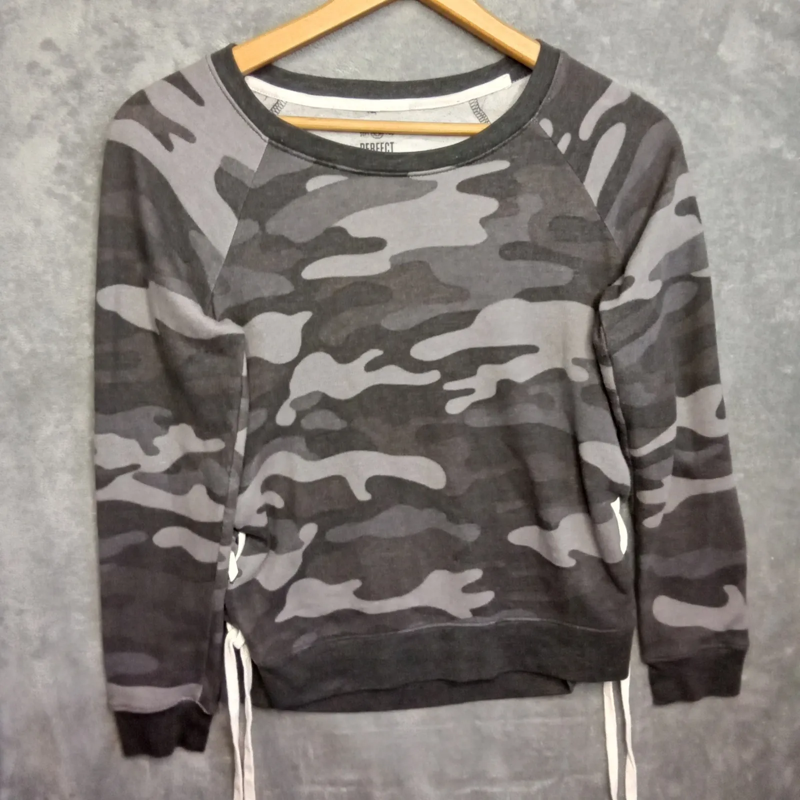 Perfect‎ Crew Camo Sweatshirt Women's Size M Gray Long Sleeve Crew Neck Casual Size M - Image 4