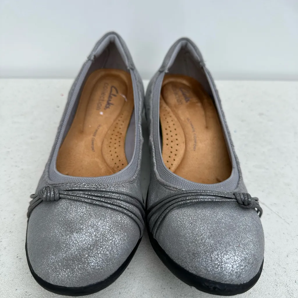 Clarks Women's Silver Ballet Flats size 7,5M - Image 3