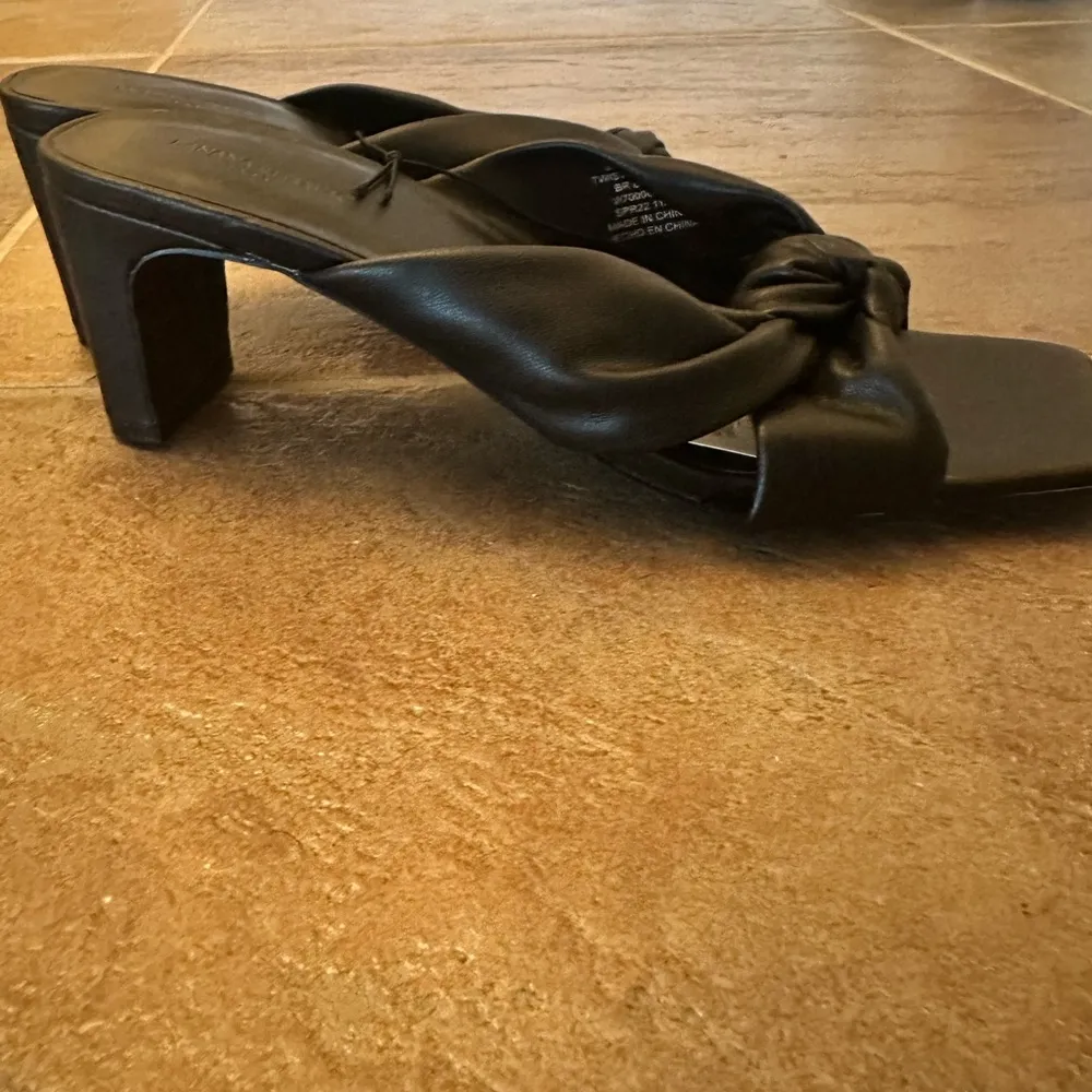 Banana Republic Black Women's heels - Image 7