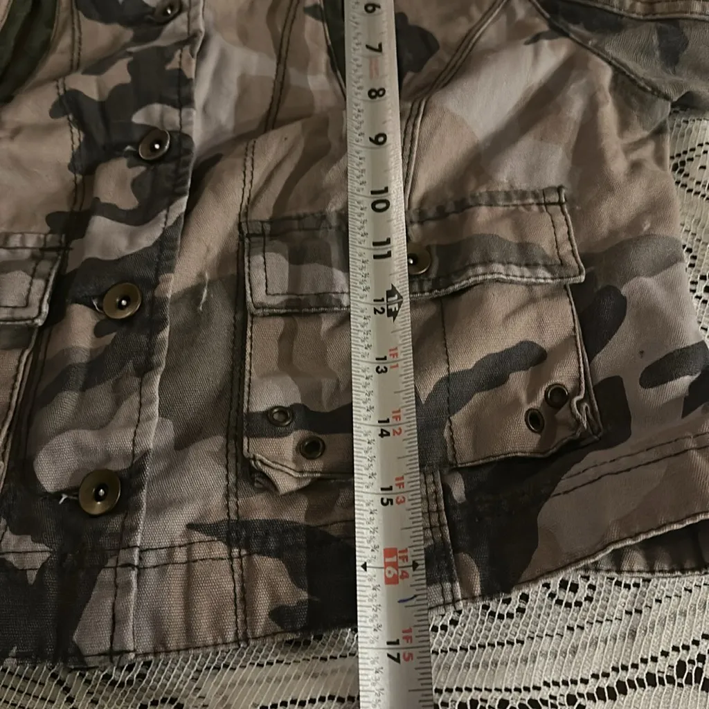 Rothco vintage size M
Camouflage Women's cropped Jacket Brown Size M - Image 9