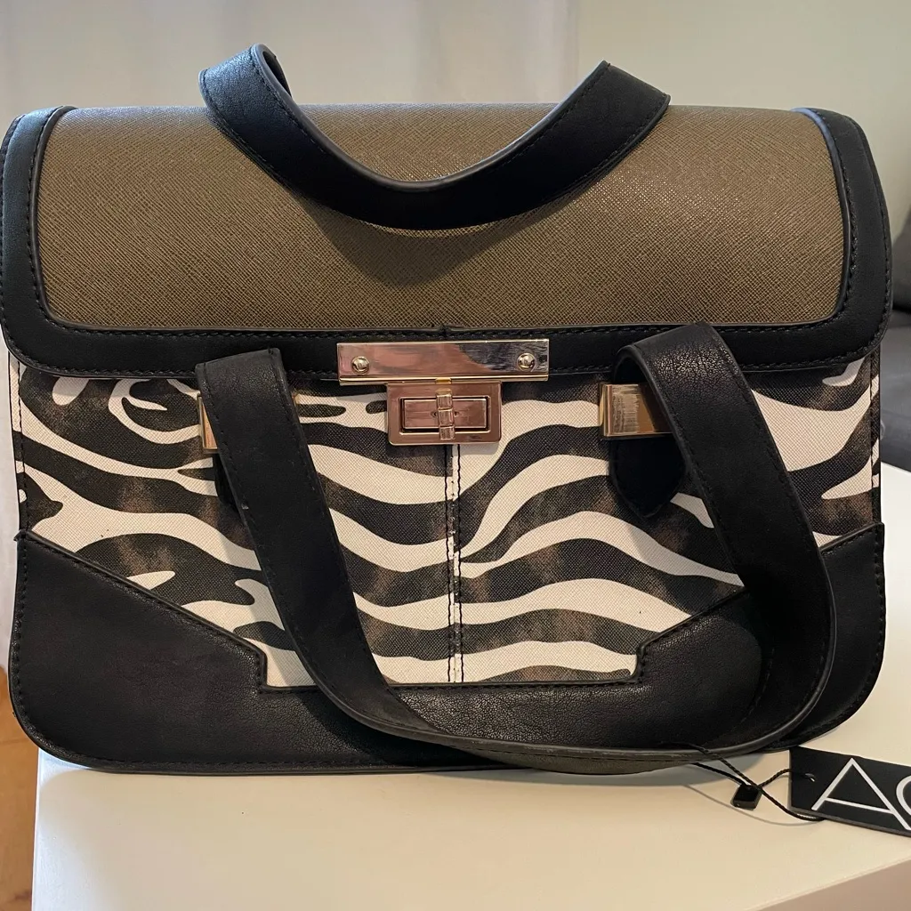 NWT Zebra print Green tote Hand bag With strap - Image 10