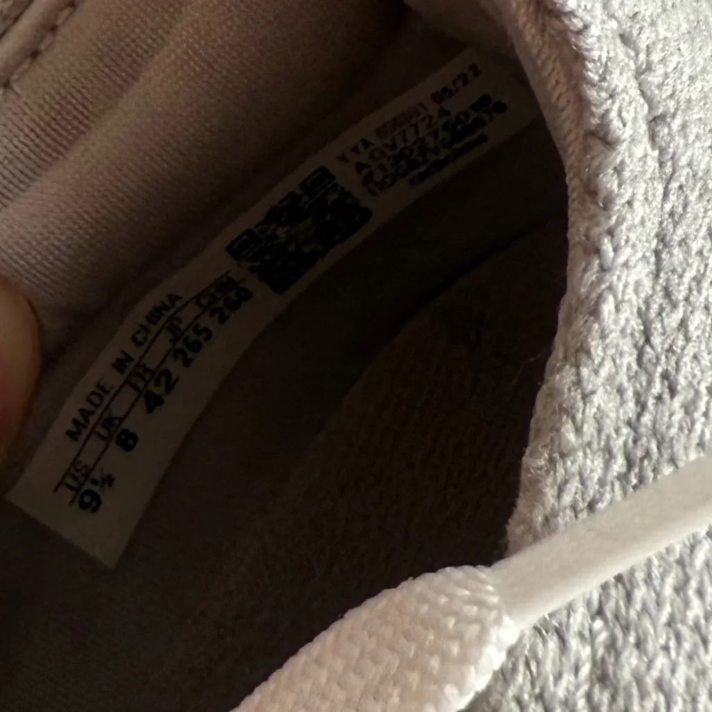 Adidas ultra boost 21 size 9.5 - Image 2