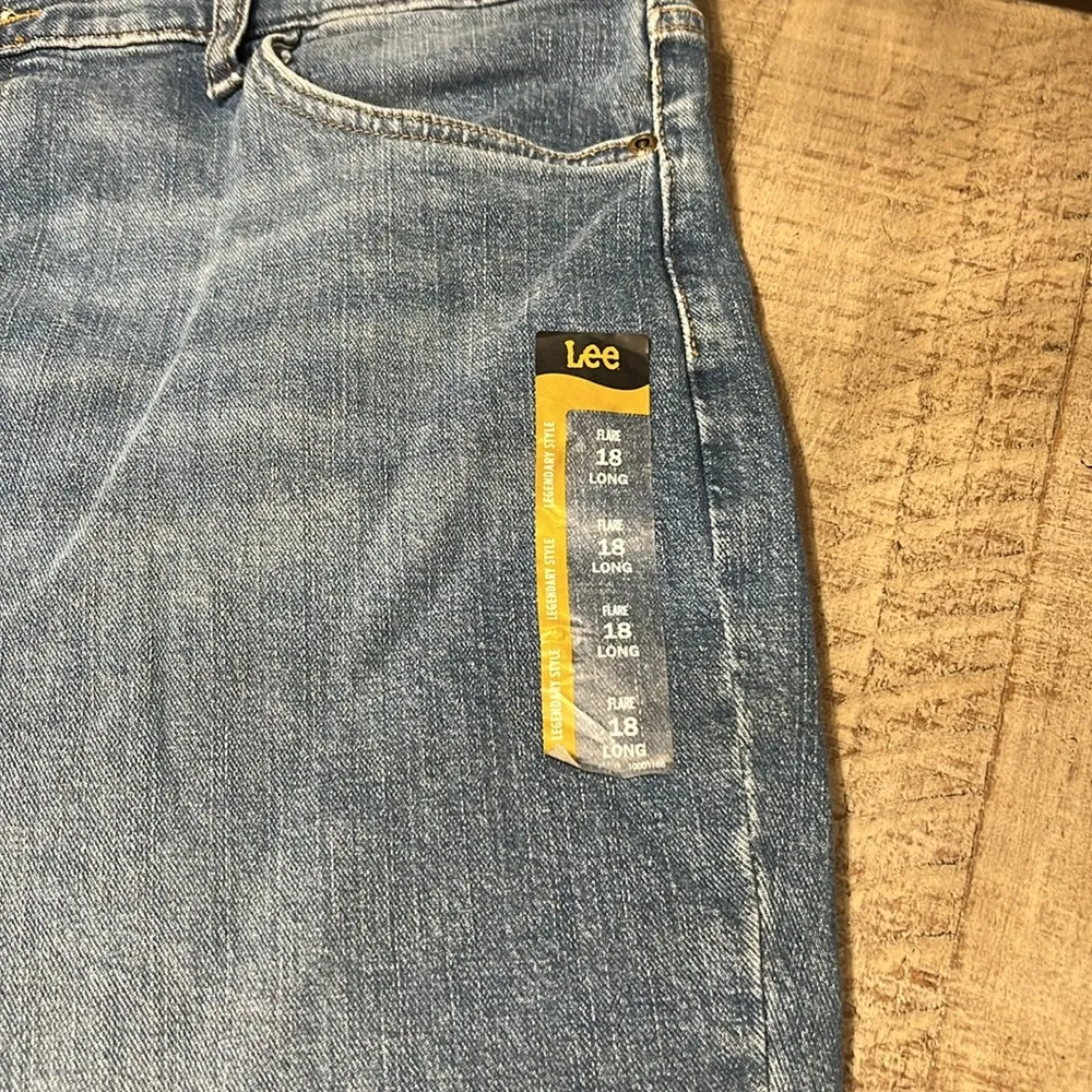 Lee NWT women’s Elevated Retro Flare jeans in 18 long - Image 2