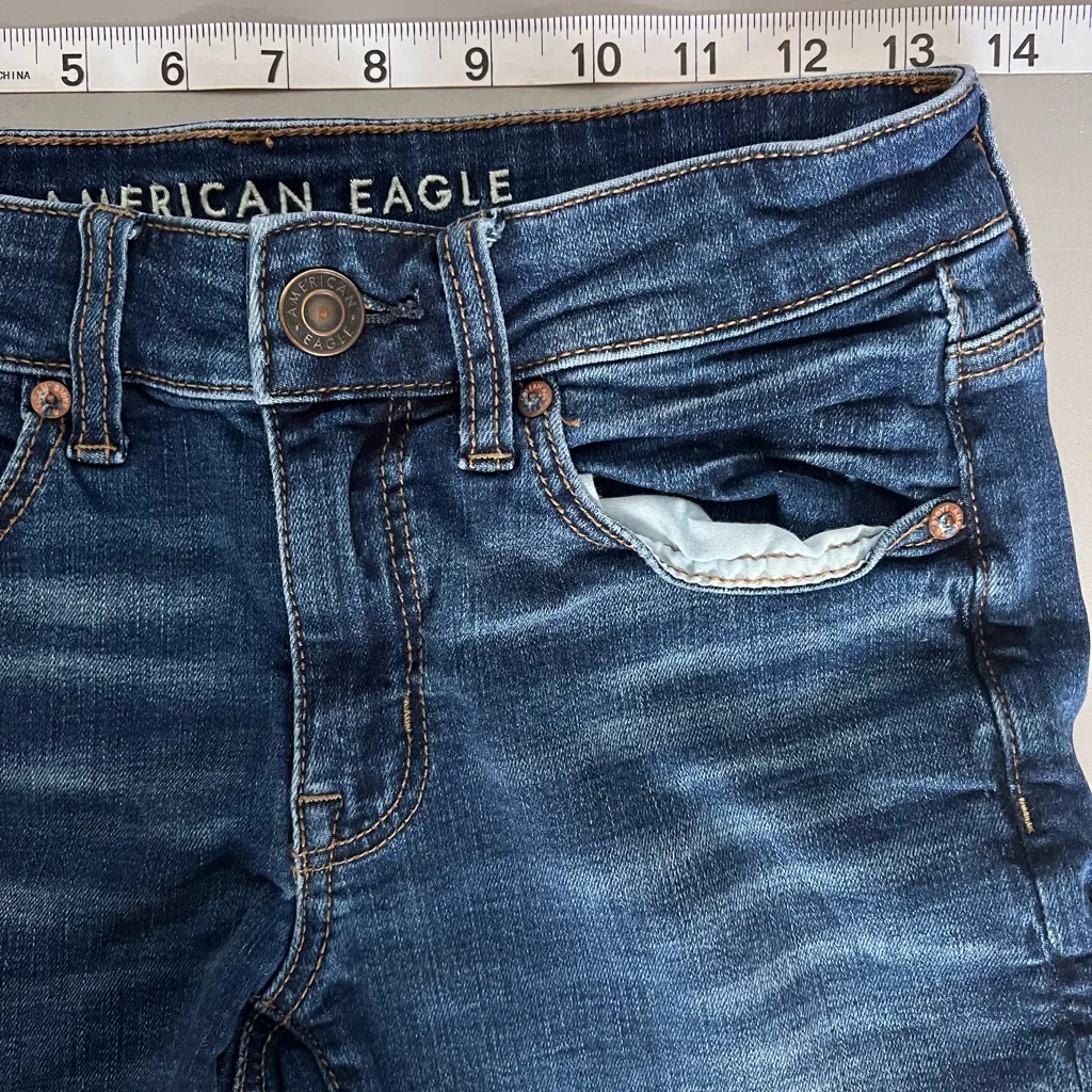 American eagle midi super stretch jean shorts size 4 dark wash raw hem - Image 7