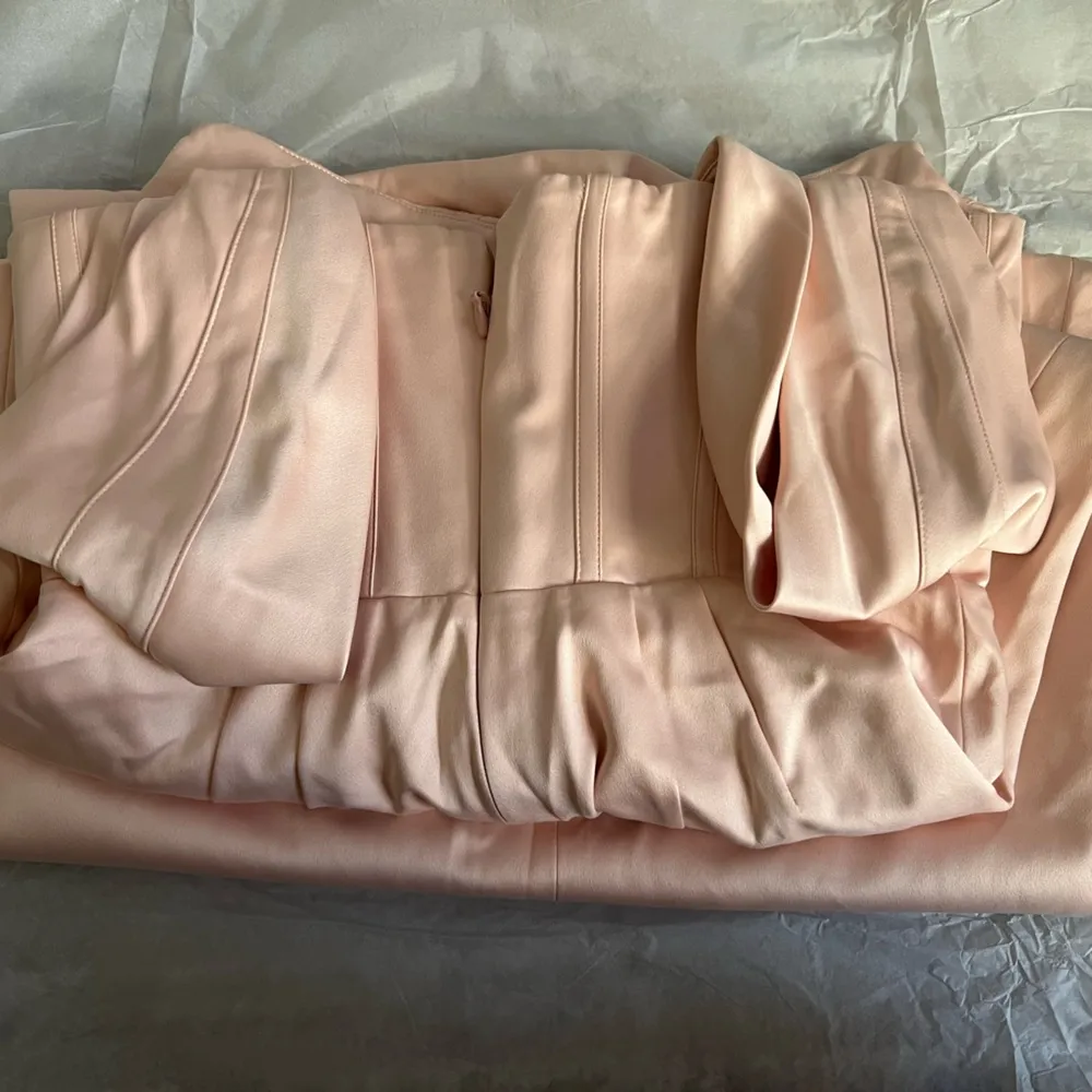 HOUSE OF CB 'Genevieve' Blush Satin Off Shoulder Gown - Image 6