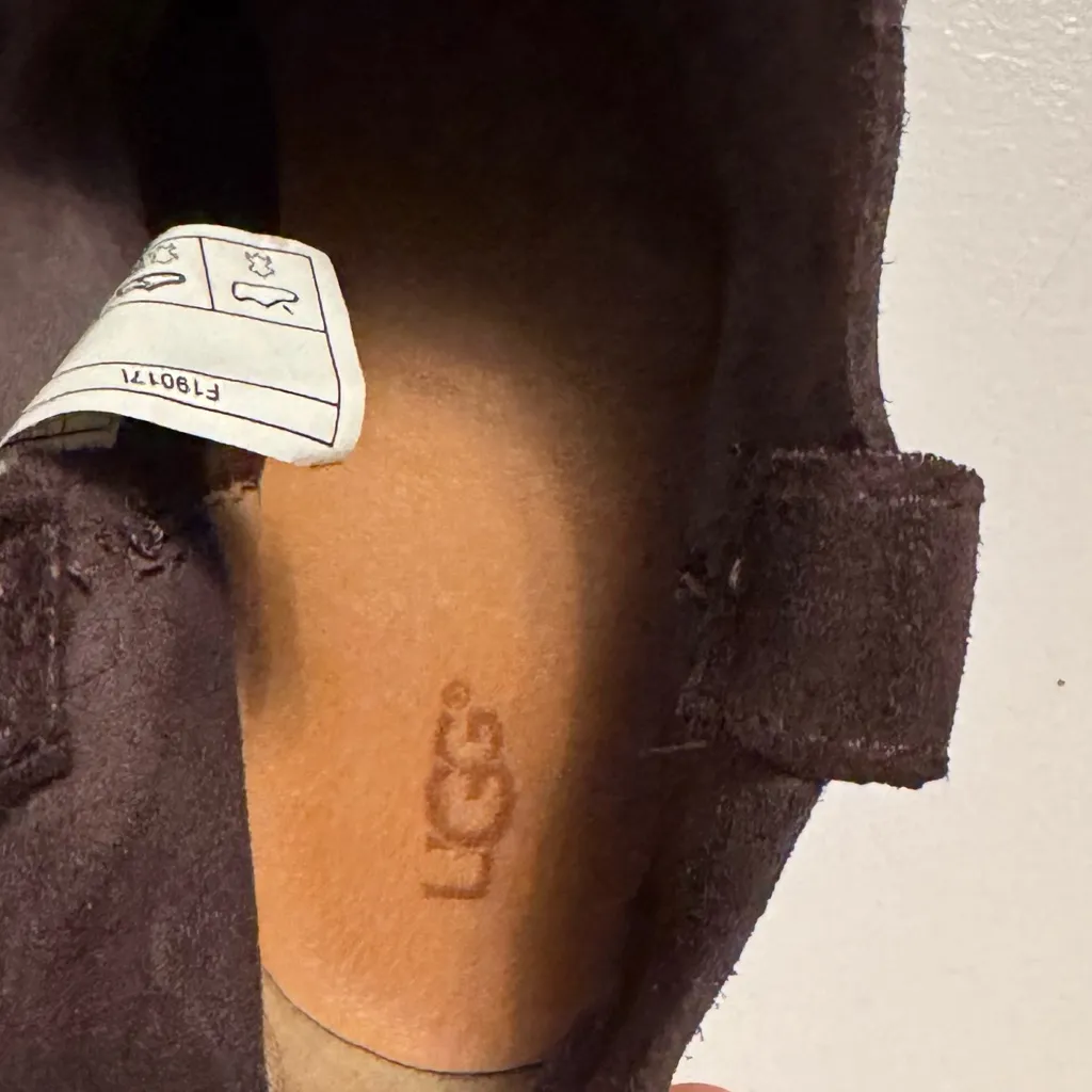 UGG CLASSIC UNLINED MINI
STOUT BOOTS like new - Image 8