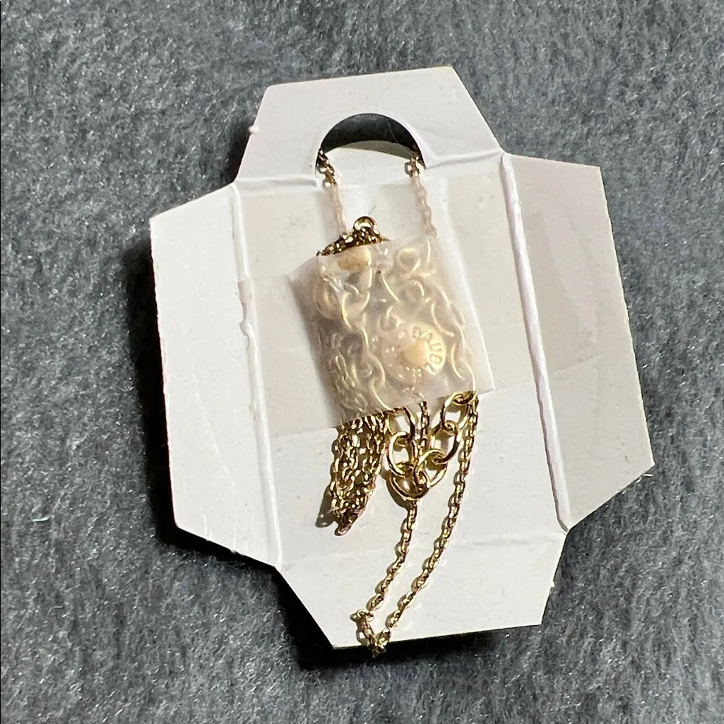 Elegant Gold Pendant Necklace - Image 2